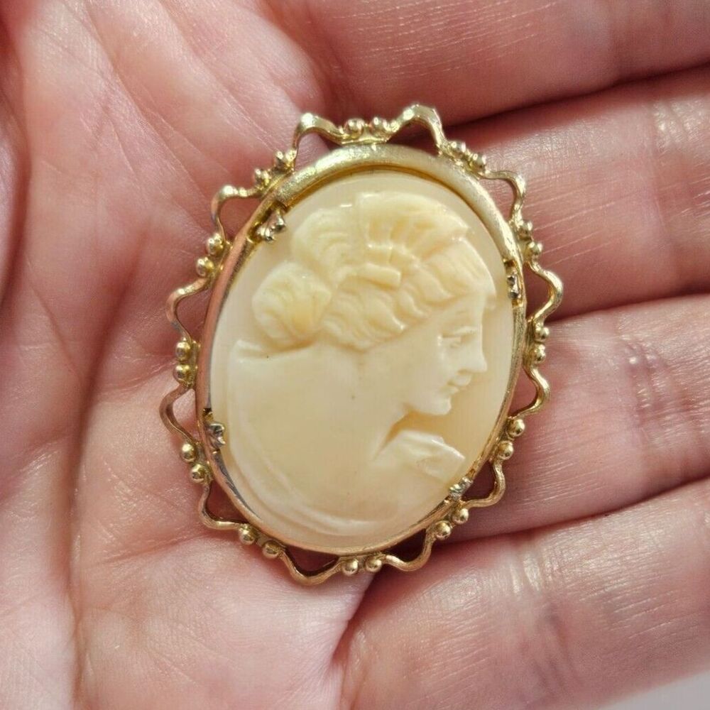 Vintage Coro gold tone cameo brooch